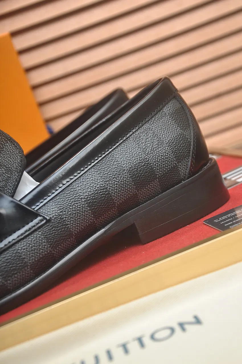 Men's men's shoes 💰540💶 [LV] (original single cowhide lining) 🍀LV's latest genuine leather business suit shoes are launched simultaneously on the official website. The first-layer cowhide imported from Italy is made of heavy gold, 💥official website 1:1 rubber outsole. Versatile to wear, high-end without losing class, and the color combination is extraordinary. This four-season style is alluring when worn on your feet, showing off your big-name flair. Standard code 39-45 (45 customized)